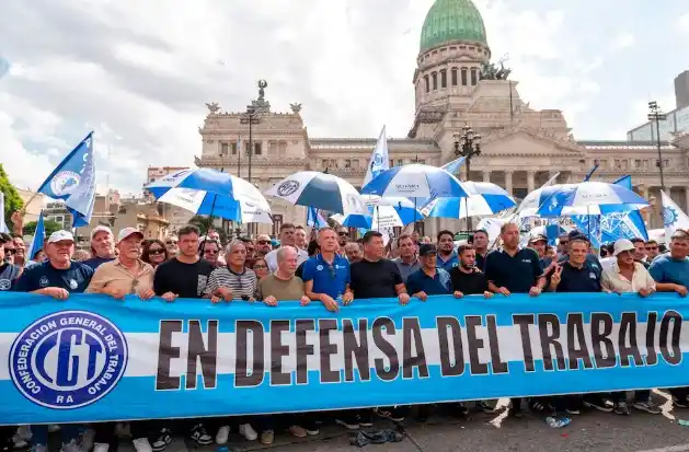 Miembros de la columna de la CGT marchan frente al Congreso en Buenos Aires.