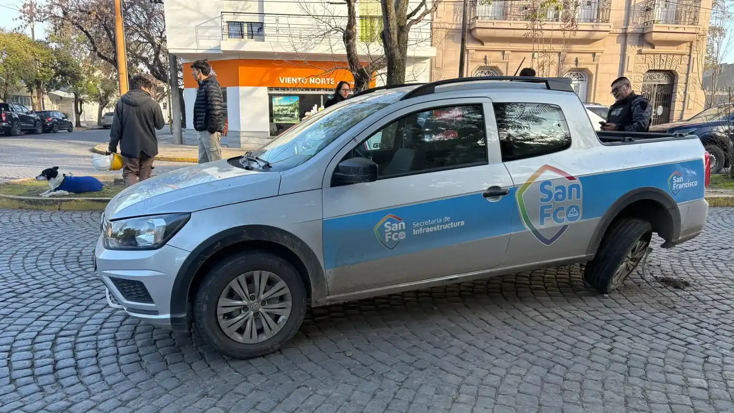 choque entre autos en barrio catedral: movil municipal involucrado en el choque