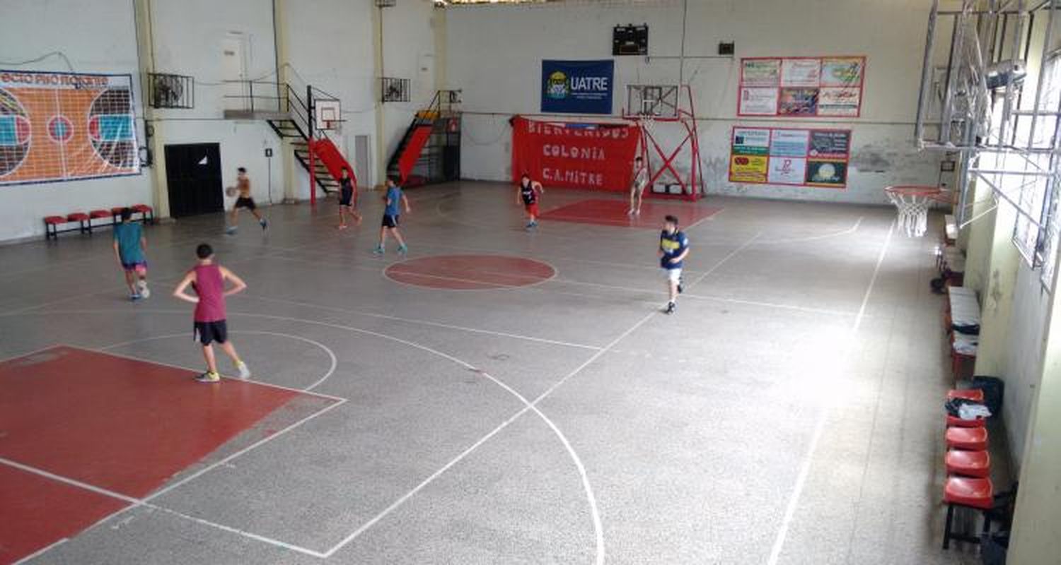 Mitre lanzó la campaña para instalar el parquet del gimnasio