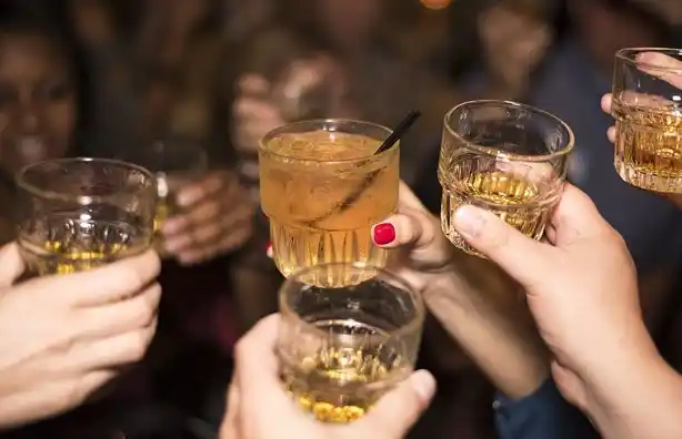El alcohol, en todas partes y a toda hora