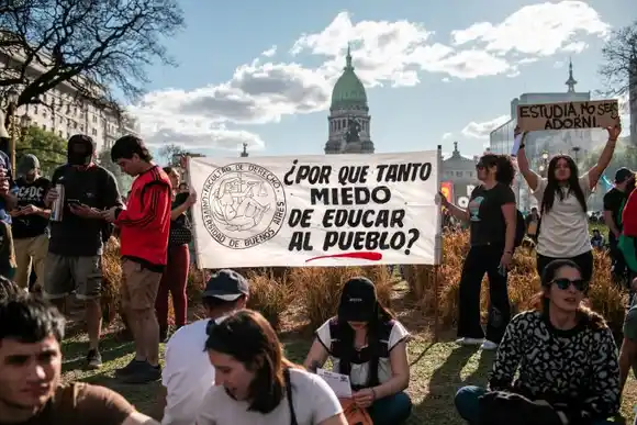 Universitarios marchan contra el veto y alertan: "Los recortes tienen impacto fuerte entre los estudiantes bonaerenses"