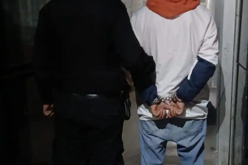Detenido por balear a un joven.