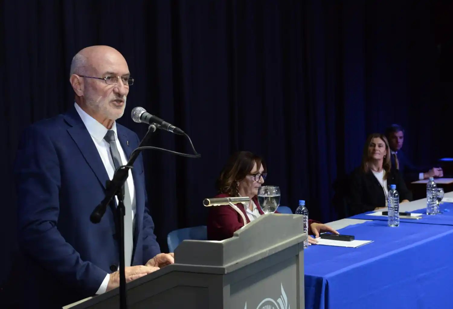 En su discurso, Aba aseguró que la Universidad "contiene una parte sustancial de las soluciones que nuestro país requiere".