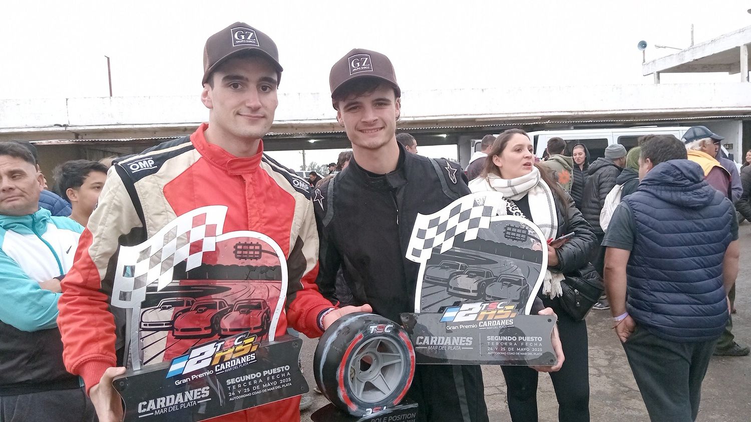Jóvenes y exitosos. Martin Chico junto a Luca Bozzone, luego de quedarse con el podio del TSC en la carrera con Pilotos Invitados