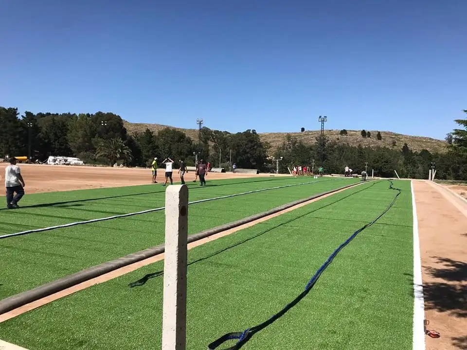 El hockey de Uncas recupera la localía: se colocó la alfombra de césped sintético