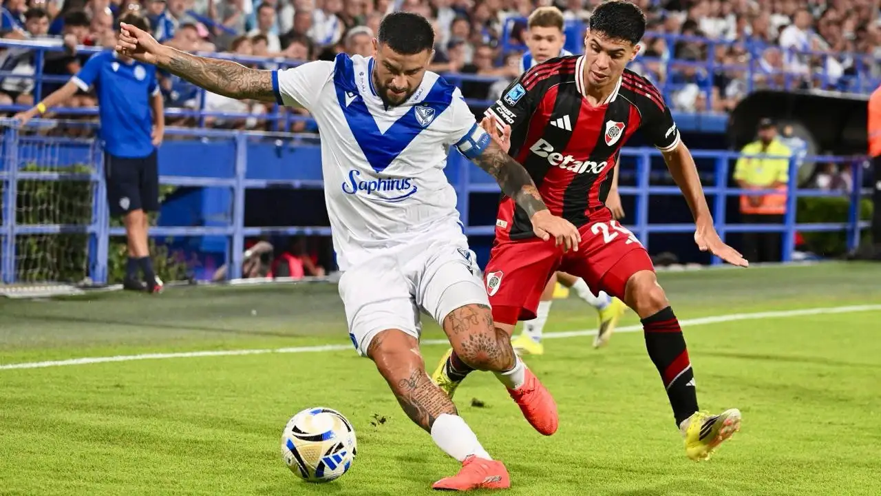 Elías Gómez marca punta izquierda en Vélez.