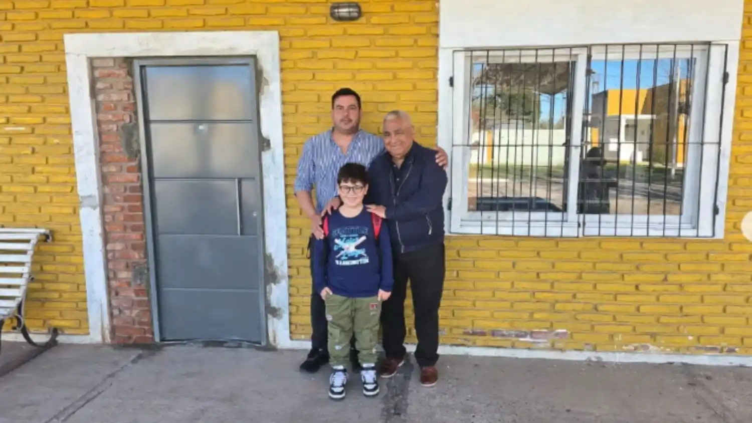 El intendente Salazar junto al delegado de Santa Lucía, Sergio Barrios, posaron frente a la futura sede del Correo Argentino.