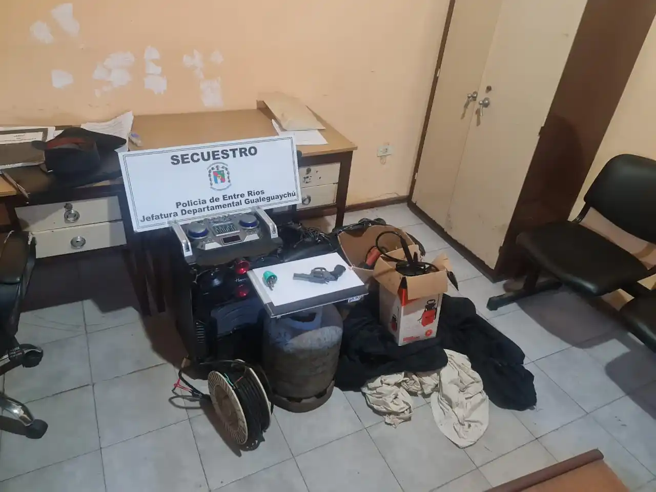 Robaron y destrozaron la Escuela 31: La policía busca al "conocido" delincuente