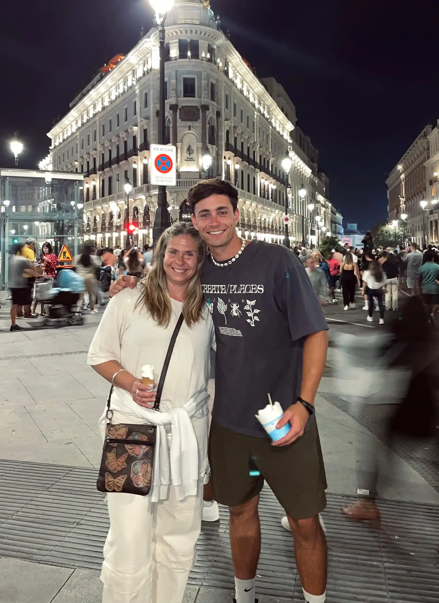 Nachi Elizalde junto a su mamá, Carolina Larreteguy, en Madrid-