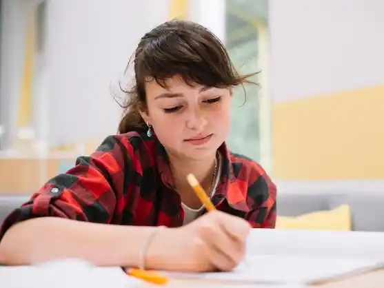 Adolescente escribiendo