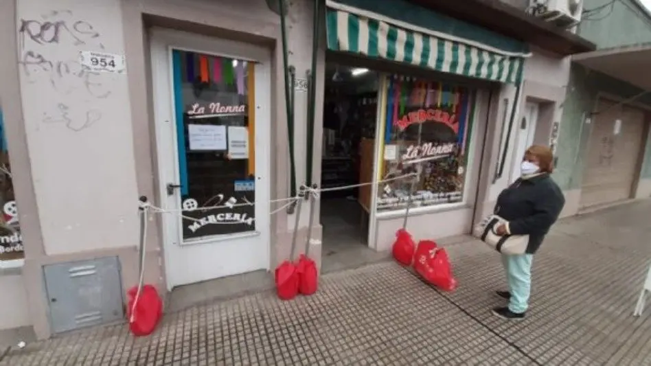 Piden que los comercios "no esenciales" también puedan atender clientes en su interior