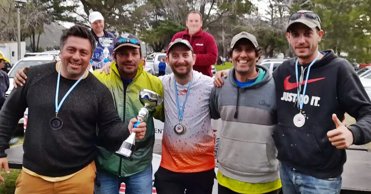 El equipo de la peña Pescadores de Tandil. Al centro Jorge Virgilio, campeón individual.