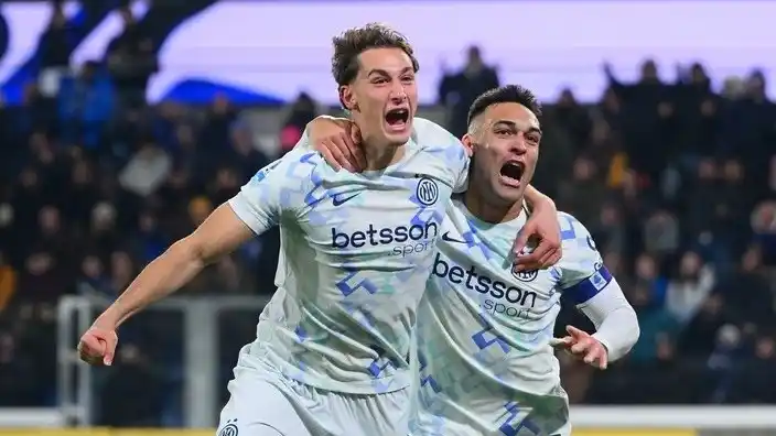 Festejo de Inter entre Esposito y Lautaro Martínez.