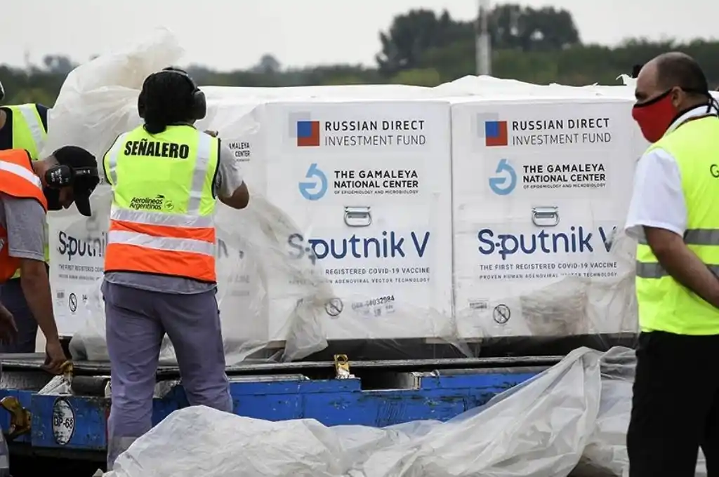 Esta tarde llegarán 330 mil dosis de vacunas desde Rusia