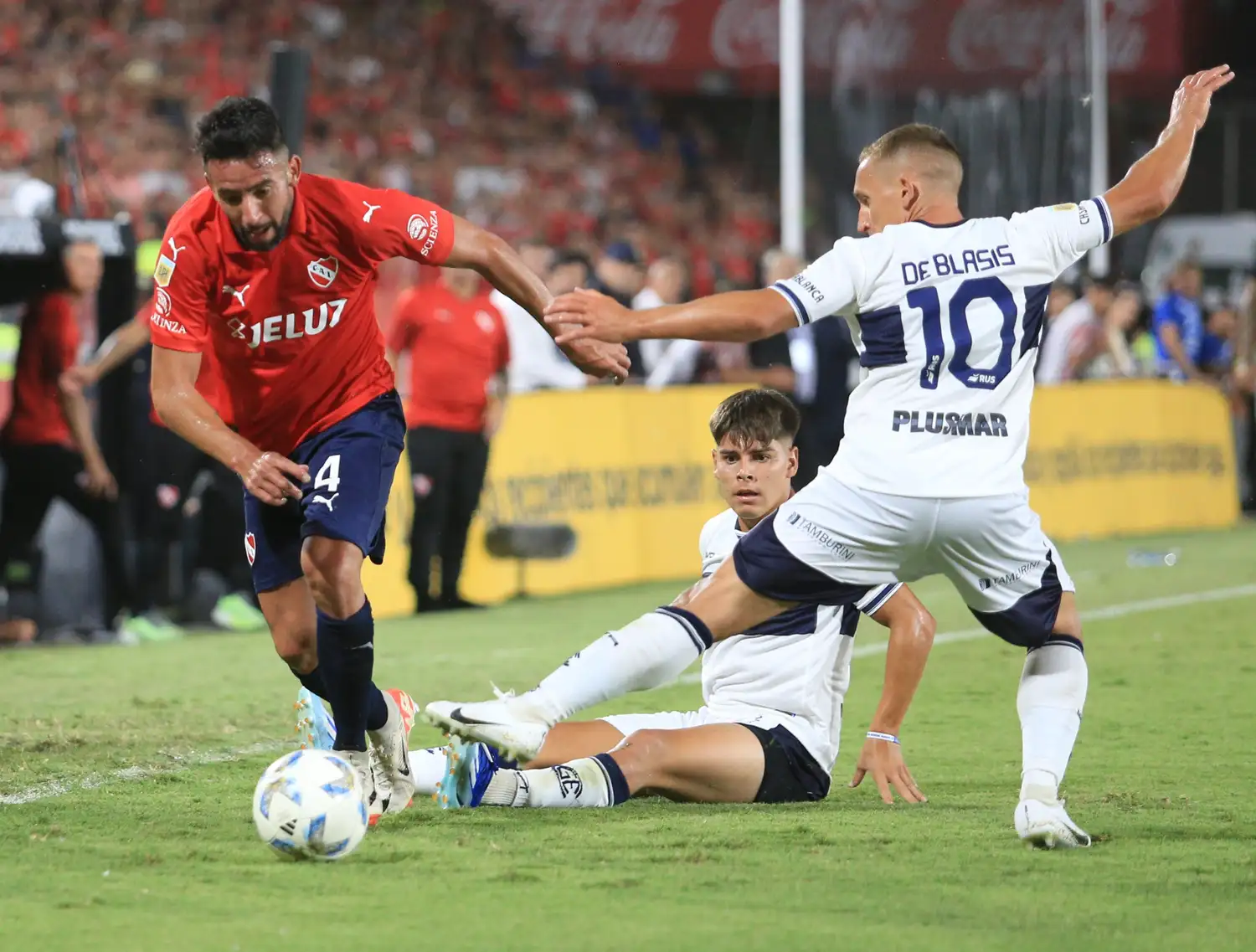 El chileno Isla, titular en Independiente.