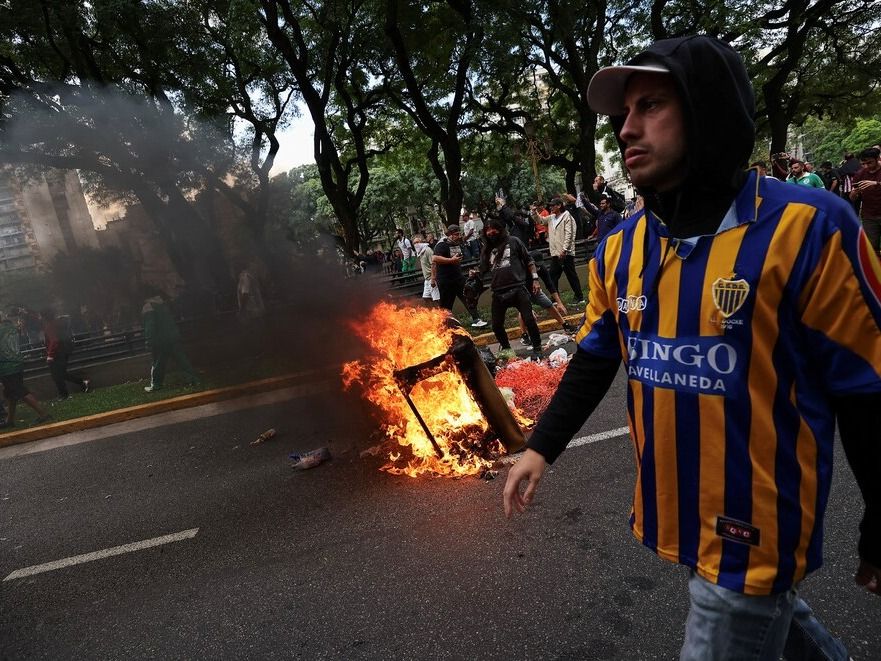 Hay cuatro personas que fueron detenidas por las fuerzas de seguridad,