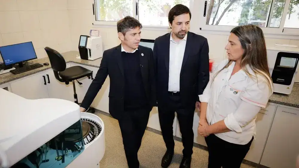 El gobernador Axel Kicillof junto al ministro de Salud, Nicolás Kreplak.