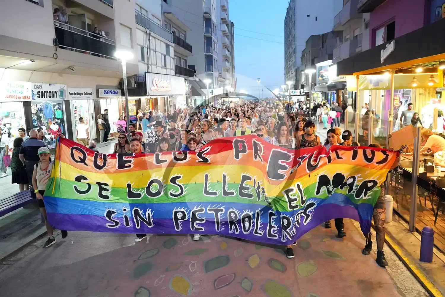 Por la peatonal 83. Avanza la columna de maniefstantes