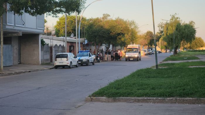 Un joven sufrió una convulsión en plena calle, fue asistido por vecinos y trasladado al hospital - 3