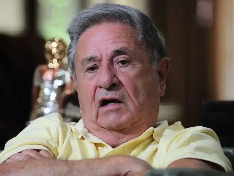 Eduardo Duhalde fue intervenido de urgencia por una angina de pecho y evoluciona favorablemente