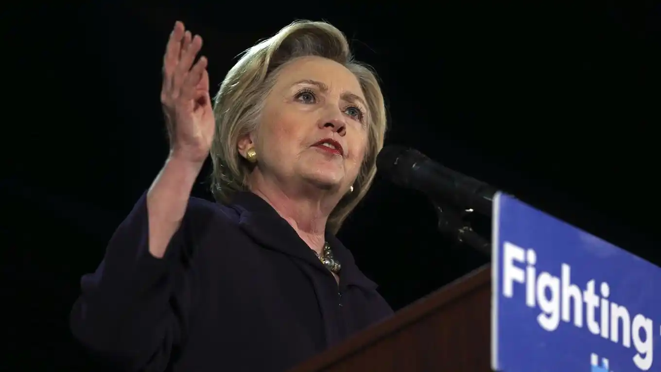 Hillary sigue trepando en las encuestas y ya le lleva 15 puntos a Trump