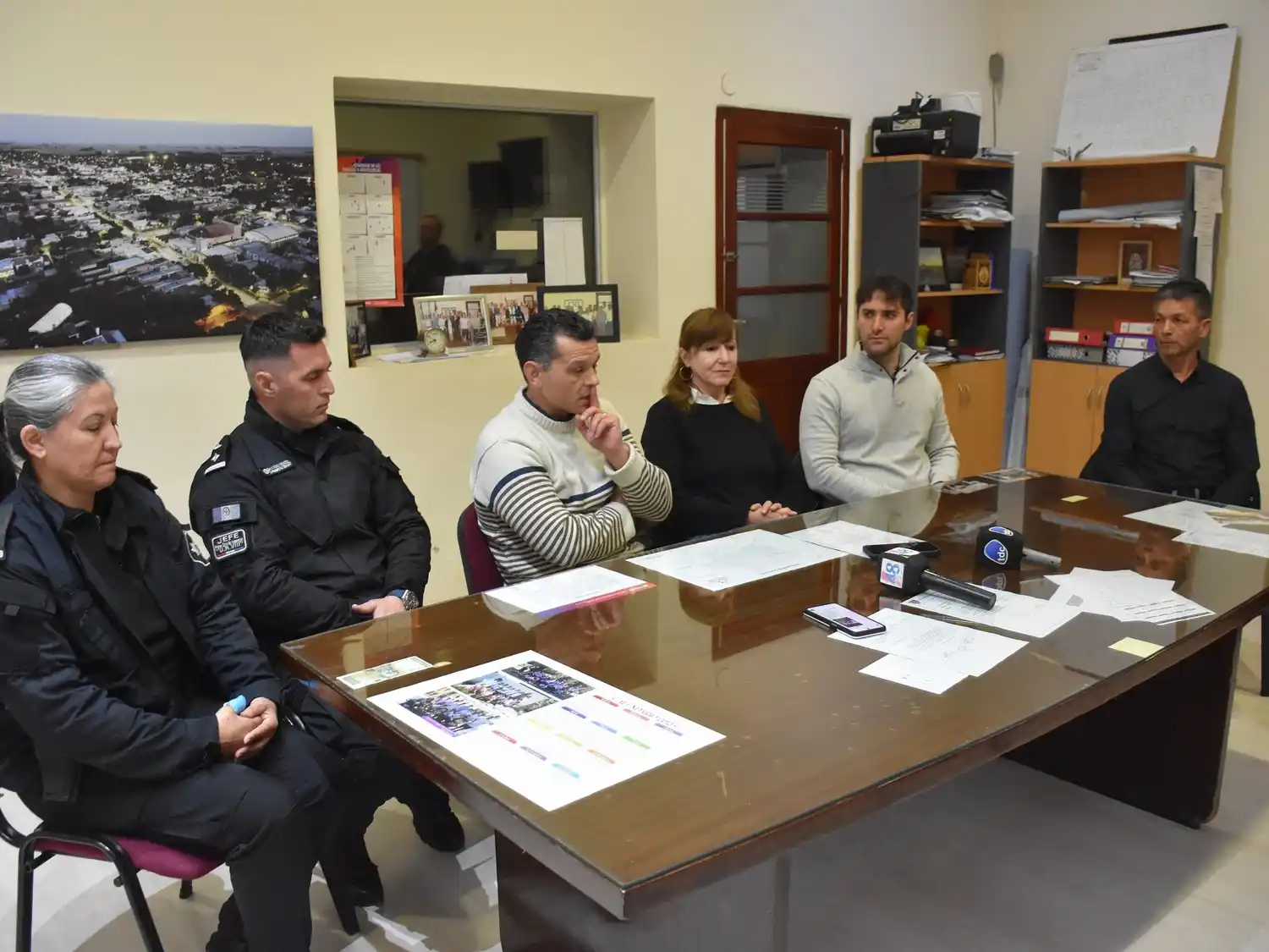 Autoridades comunales y provinciales durante la reunión en Elortondo para coordinar medidas de seguridad y llevar tranquilidad a la población.