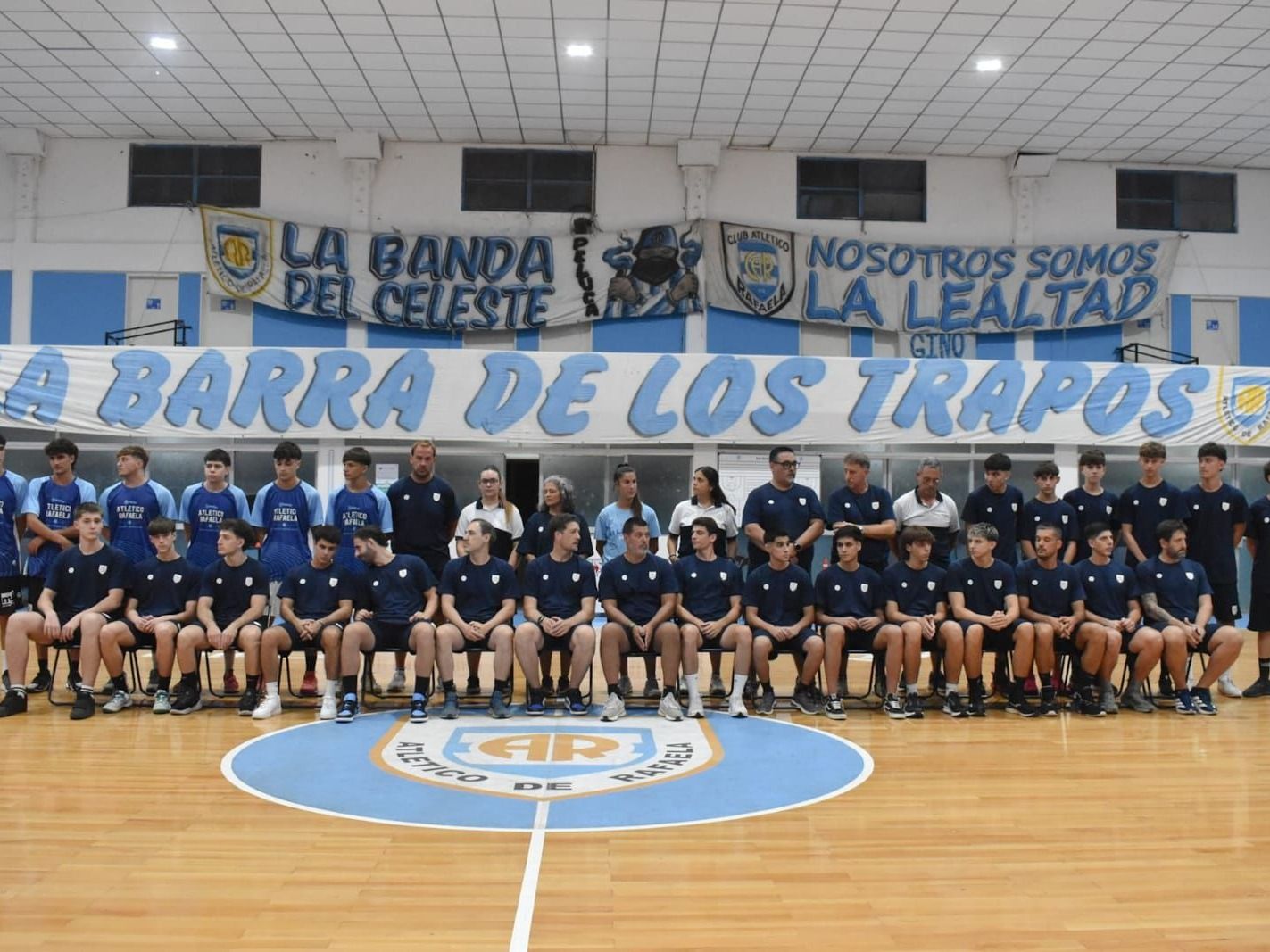 La Crema presentó en el "Lucio Casarín" plantel e indumentaria de cara al debut en la Liga Federal de básquet el 8 de marzo.Foto:Prensa AR