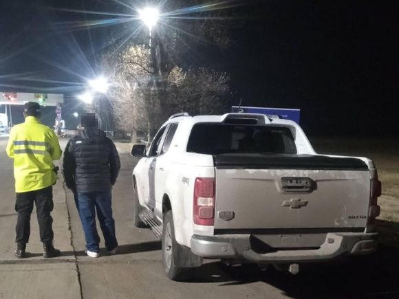 Intentó pasar un control policial con una cédula ajena y un pedido de arresto vigente