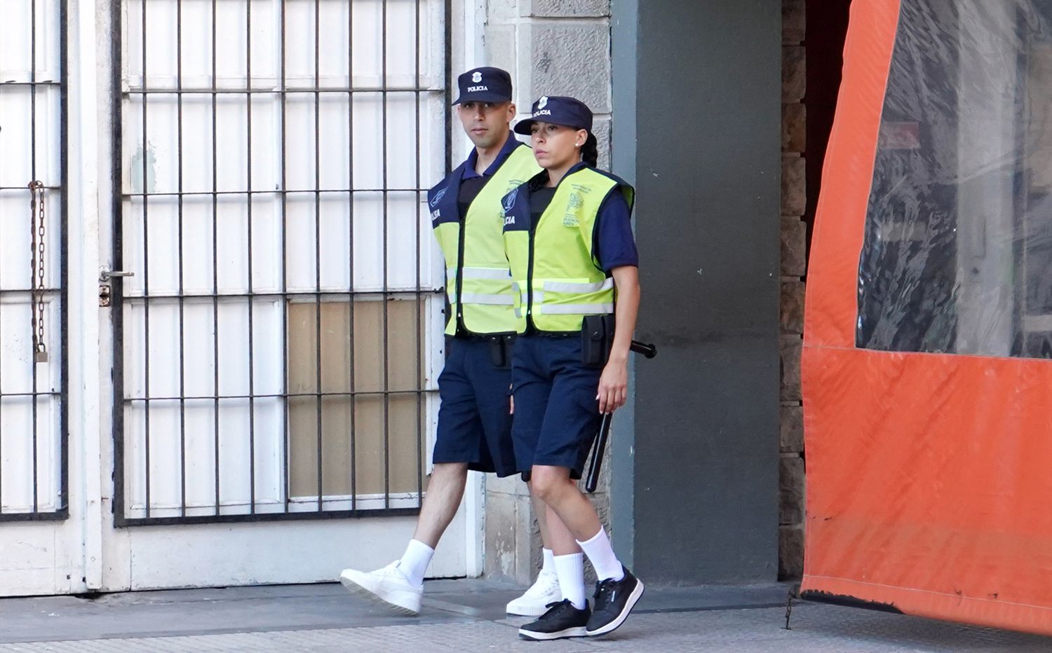Operativo Sol. Policías en la zona de la playa