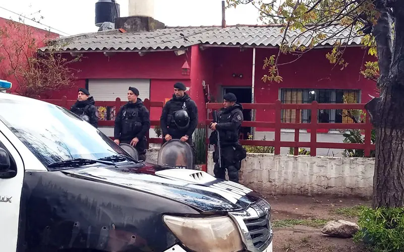 Robó dinero y en la fuga le gatilló con el arma a una mujer