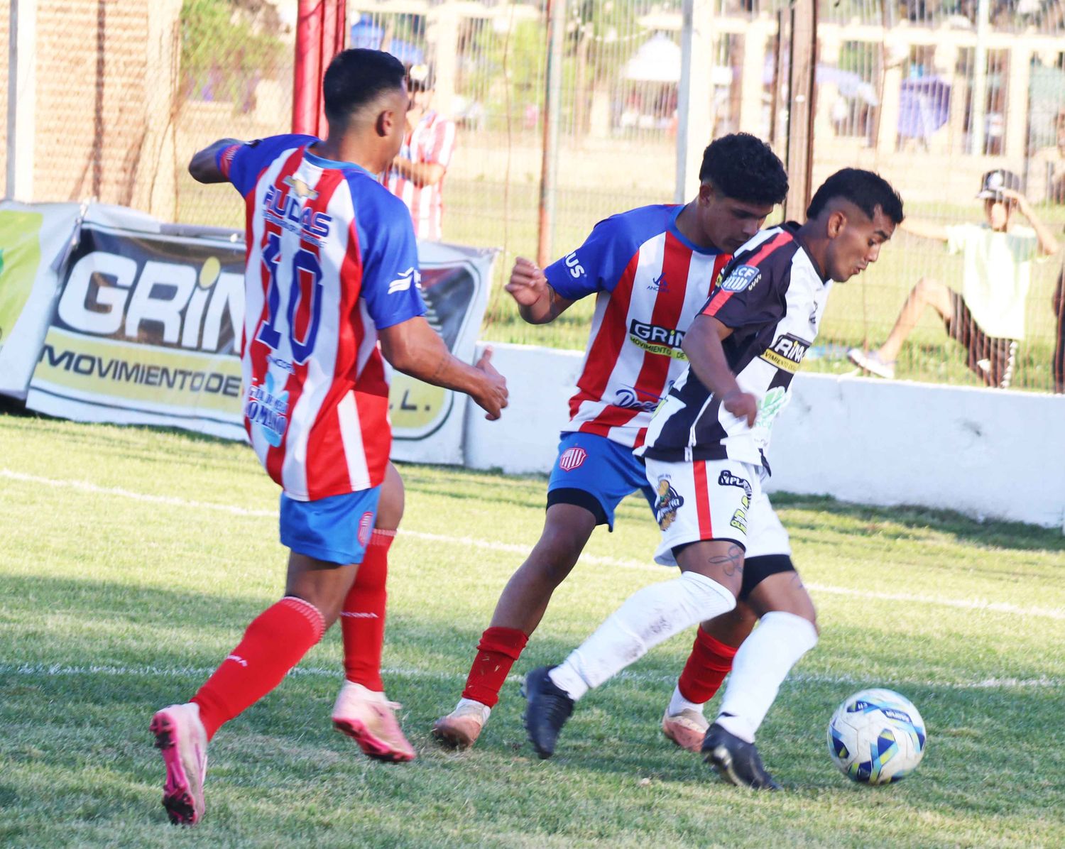 Victoria recibe a Libertad y Alberdi a Cosmos por el Regional de Fútbol