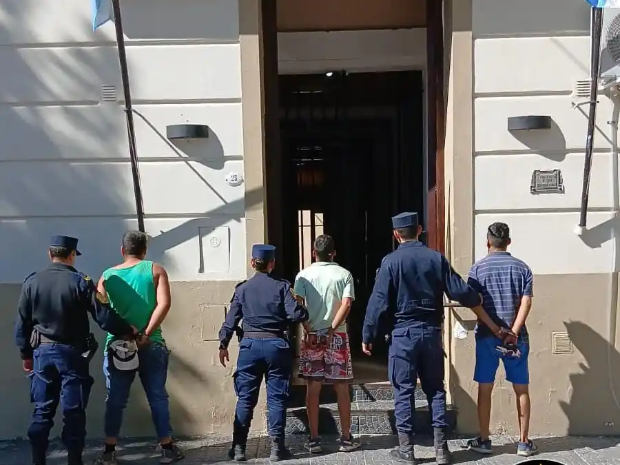 Aprehenden a tres hombres por el hurto de papas en un campo cercano a las Termas de Victoria