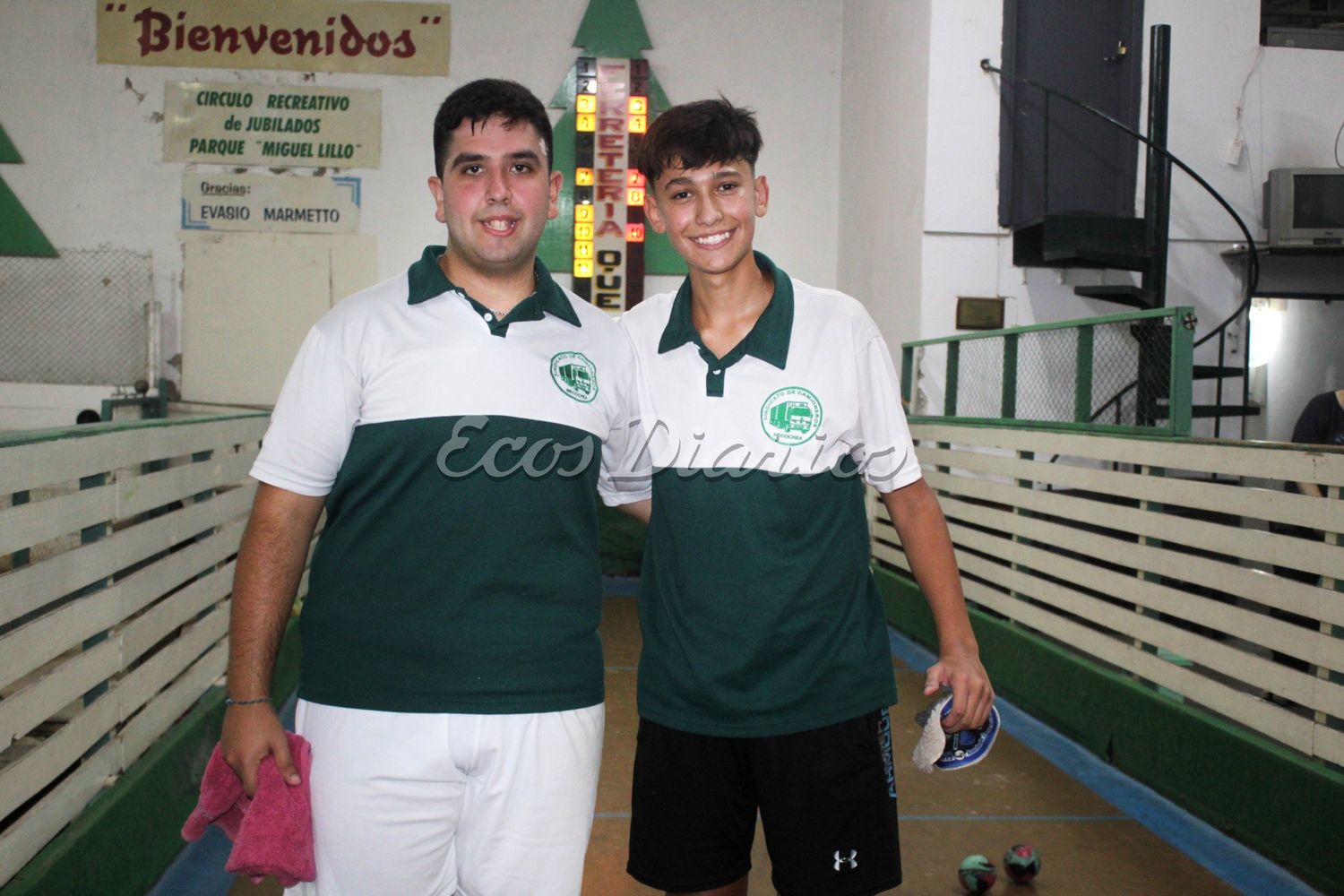 Los finalistas de izq. a der. Leonardo González (subcampeón) junto a Johann Nielsen (campeón) luego del partido