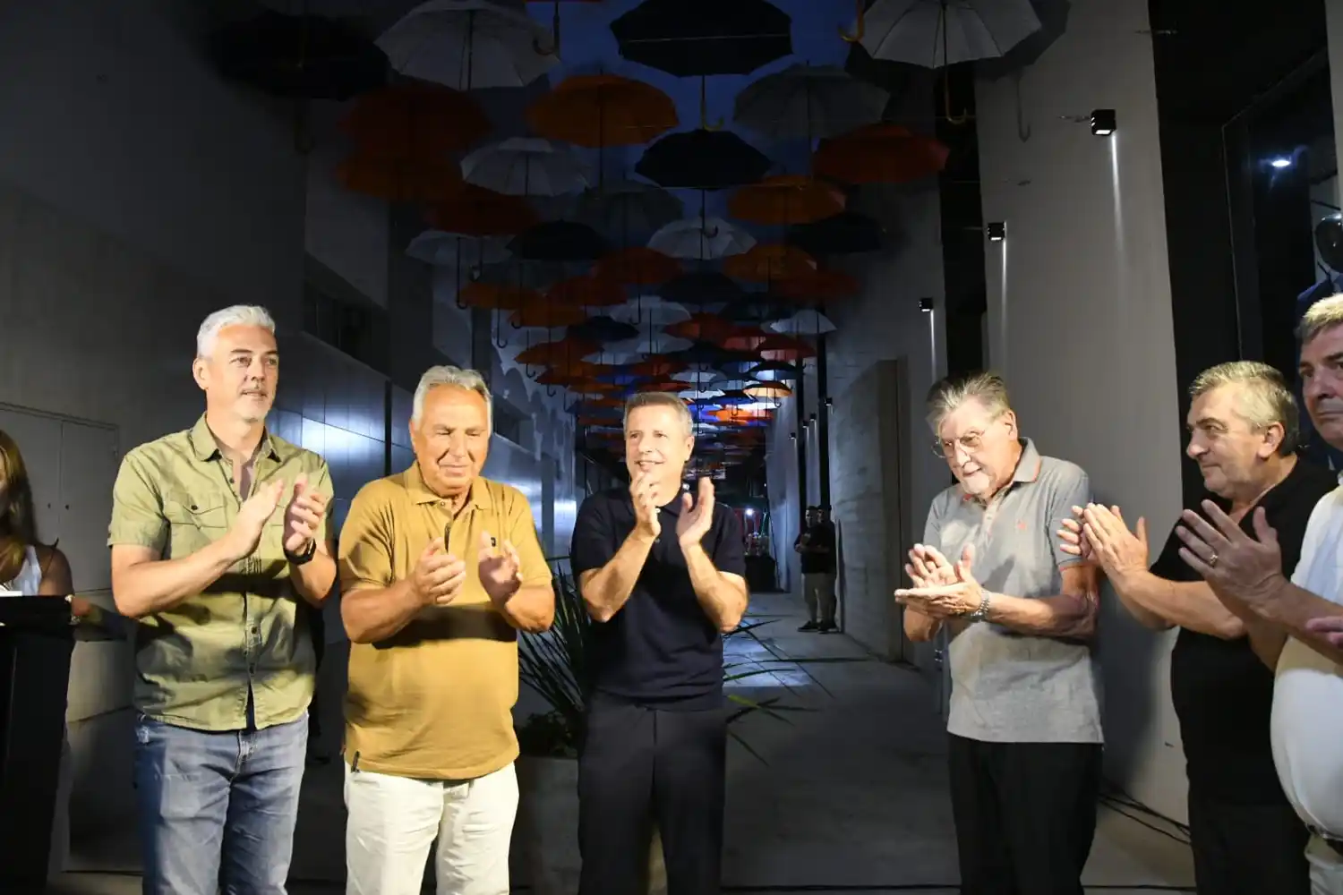 Bernarte junto a representantes de la familia Cornaglia en la inauguración del renovado pasaje.