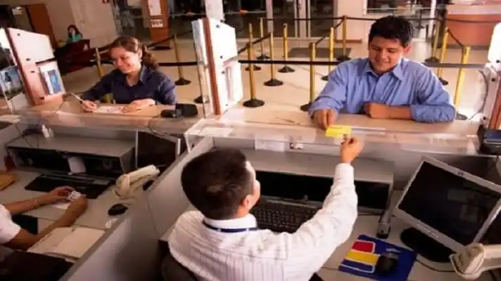 ¡BANCA EN CRISIS! Oferta de oficinas y cajeros automáticos redujo 70% en 8 años