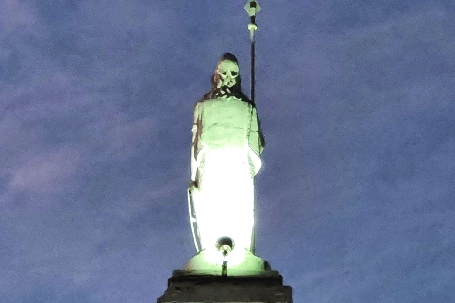 La imagen sobre la pirámide de la Plaza Independencia: en la parte de atrás, cuando está Iluminada, se puede ver una calavera, unos de los símbolos masones.