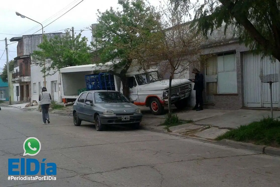 Se quedó sin dirección y terminó en la vereda