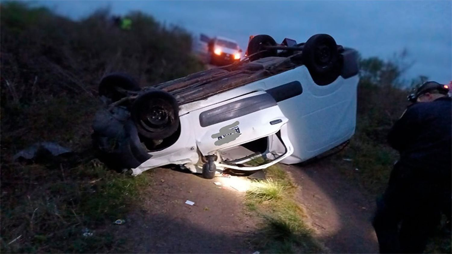 Hospitalizaron a conductor que volcó su vehículo sobre ruta 39