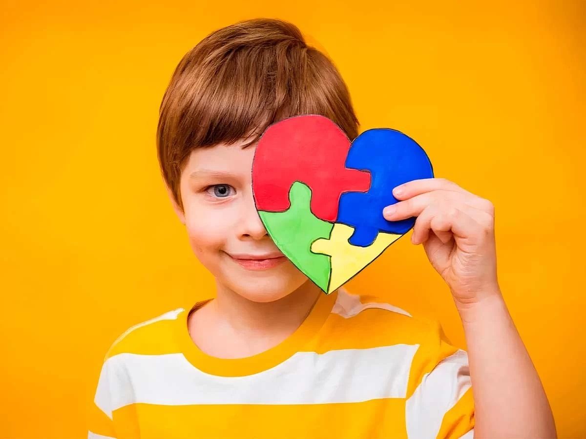 El Día Mundial de Concientización sobre el Autismo fue establecido en 2007 por la Asamblea General de las Naciones Unidas (ONU) con el objetivo de visibilizar el Trastorno del Espectro Autista (TEA), promover la inclusión de las personas con autismo en la sociedad y generar conciencia sobre sus derechos y necesidades.