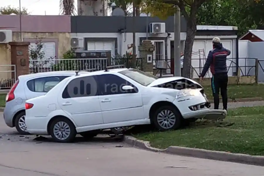 Violento impacto en una esquina terminó con un auto sobre la vereda