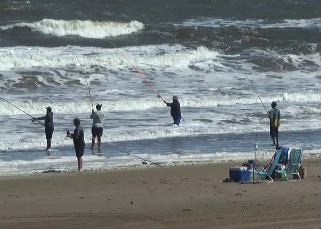 Playas limpias en Las 24: entregarán bolsas de residuos a turistas y pescadores