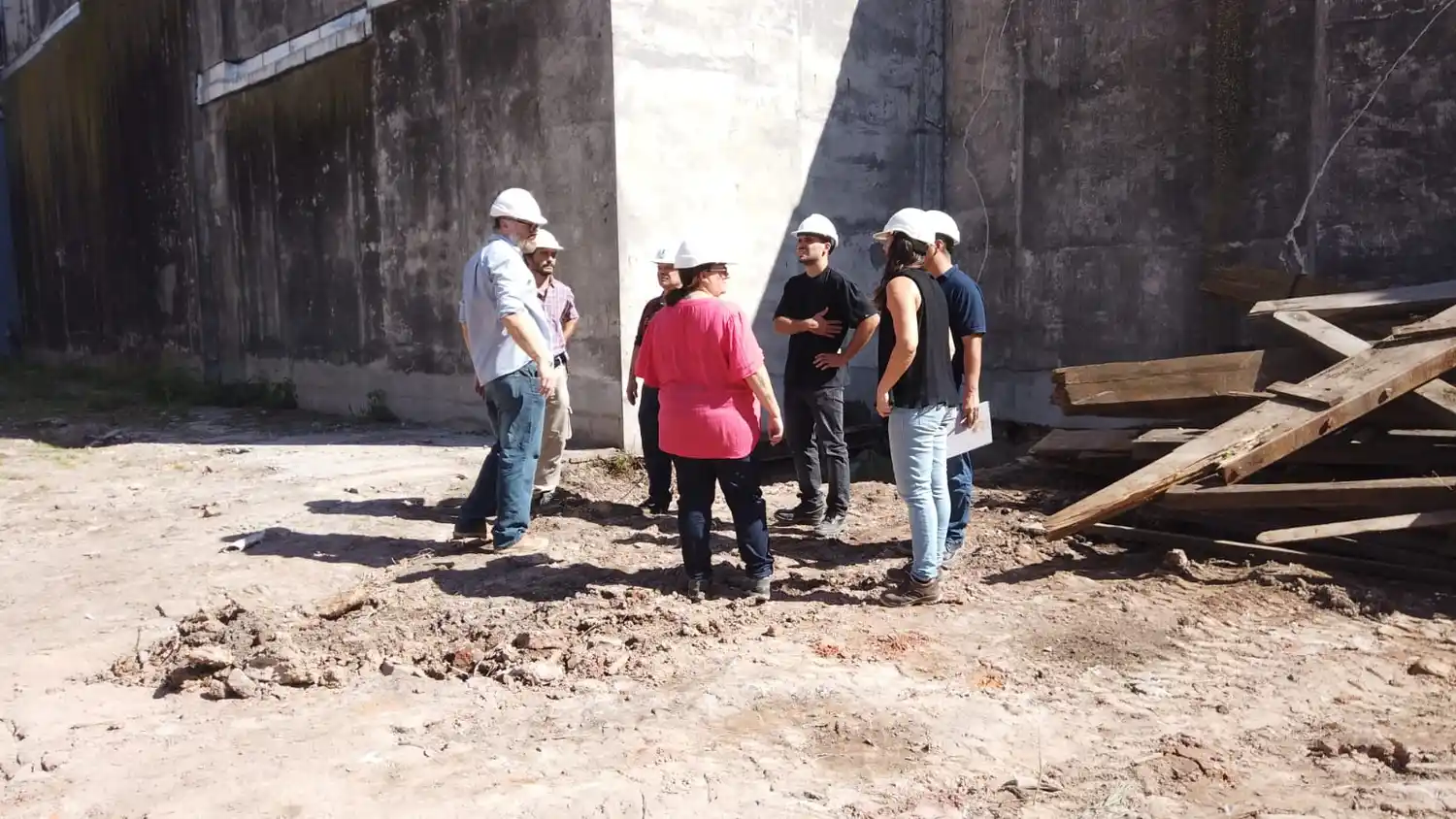 Los arquitectos ganadores del concurso, Martín González  y Carlos Di Nápoli junto a la subsecretaria María Emilia Vidal, recorrieron la obra