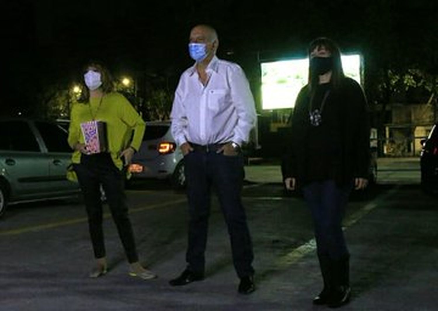 Noche de estrenos en Lanús: Grindetti visitó el autocine y las terrazas de los bares de Lanusita