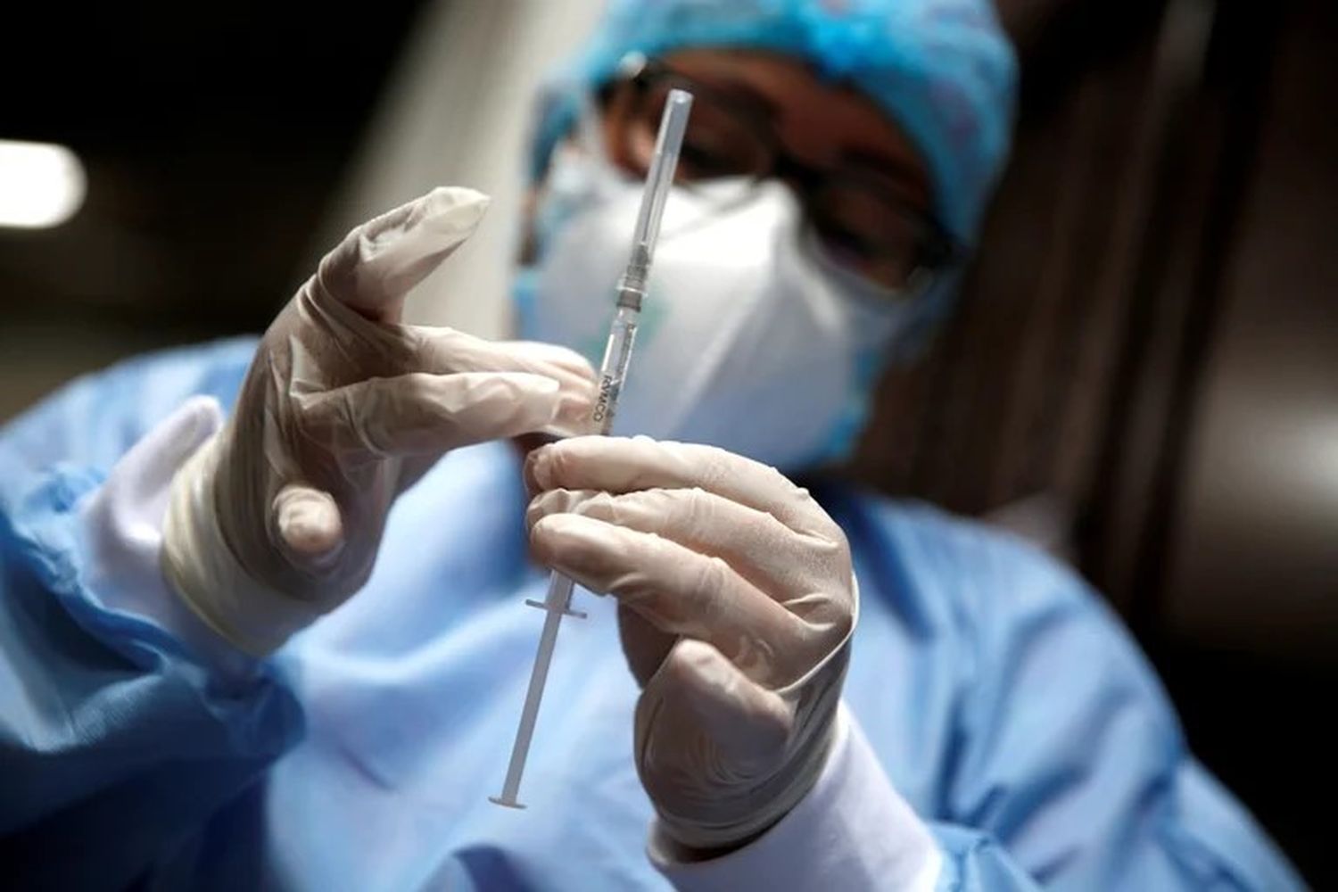 El refuerzo con Pfizer genera anticuerpos contra Ómicron por al menos cuatro meses