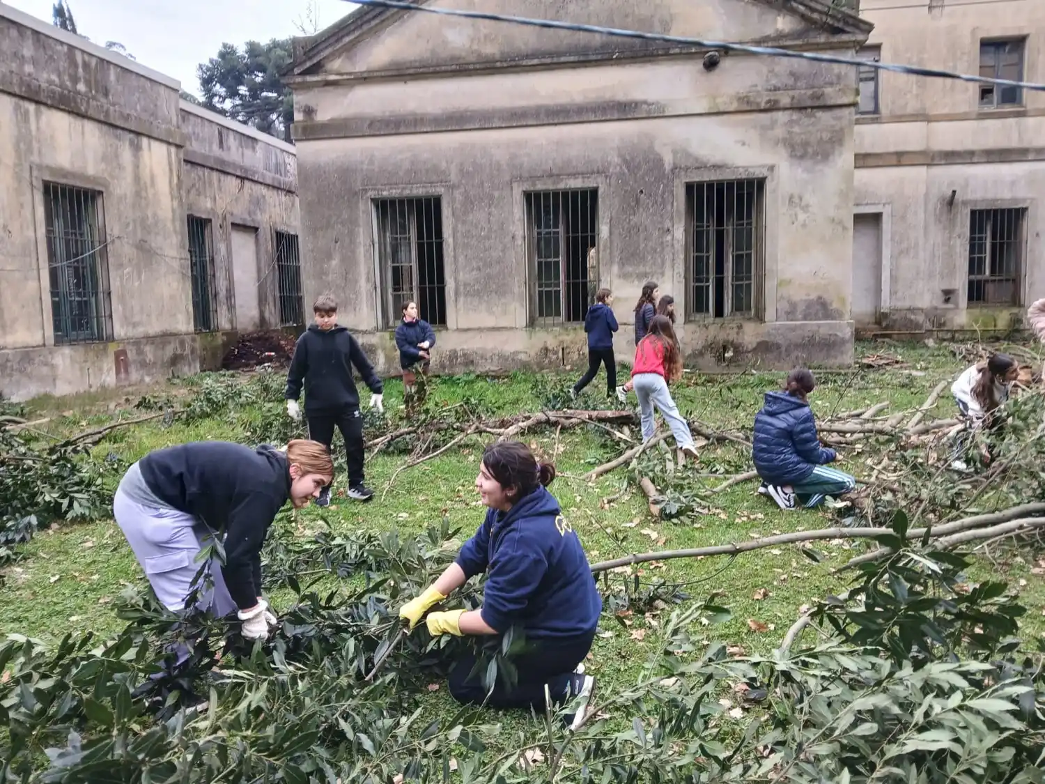 Nueva jornada de mantenimiento y limpieza en el Monasterio San José con la activa participación de alumnos del Colegio Nuestra Señora de Luján