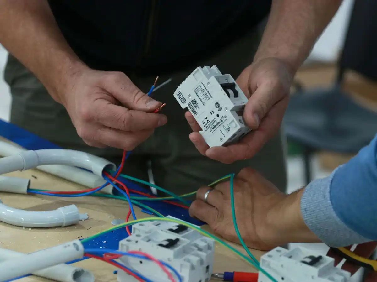  Cada vez más gente aprende  oficios para paliar la crisis    