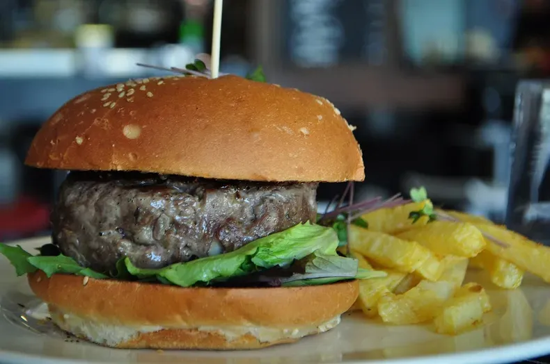 Una joven se atragantó mientras comía una hamburguesa y murió