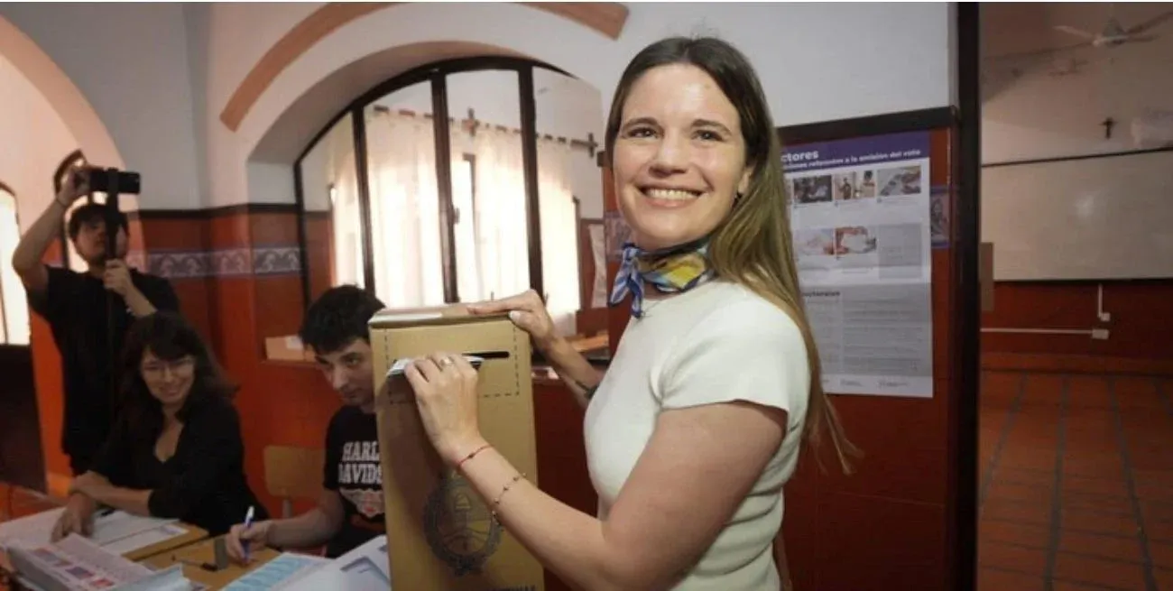 Caren Tepp votó en Rosario y destacó la tranquilidad con que se desarrolló la jornada electoral.