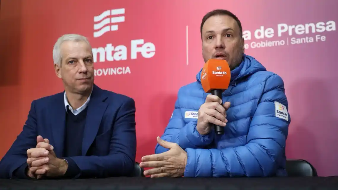 El ministro Enrico brinda explicaciones; el senador Scarpin escucha con atención.