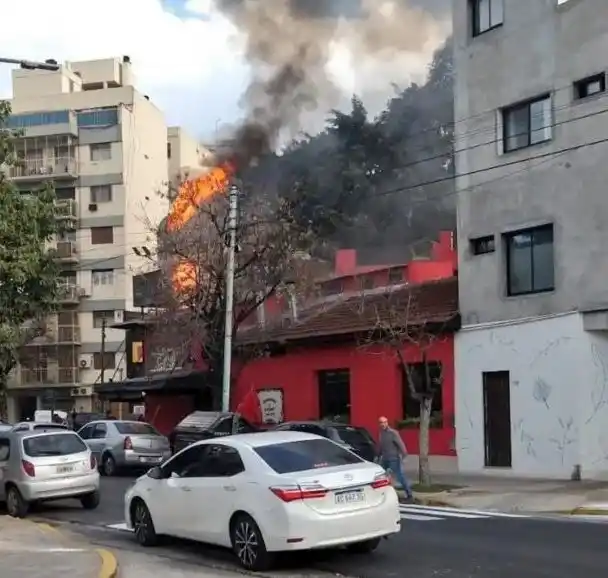 Se incendió una famosa parrilla porteña: al menos tres personas heridas